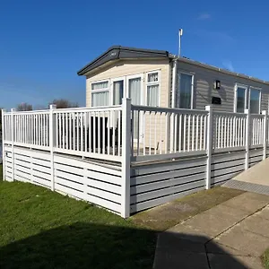 https://2-bed-2-bath-with-decking-overlooking-the-fishing-lake.yorkshirehotels.net