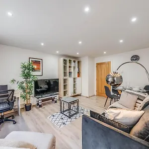 https://tranquil-modern-large-flat-with-parking.cambridgehotelsuk.com
